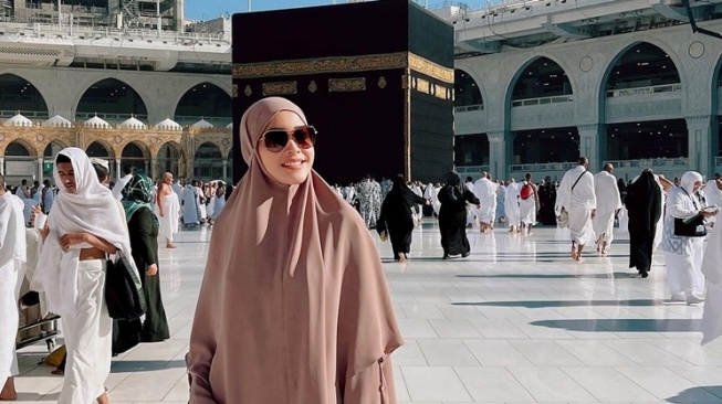 Momen Maia Estianty Umrah (Instagram/@maiaestiantyreal)