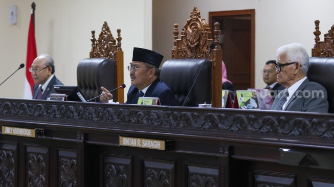 Ketua Majelis Kehormatan Mahkamah Konstitusi (MKMK) Jimly Asshiddiqie (tengah) bersama anggota MKMK Bintan R. Saragih (kanan) dan Wahiduddin Adams saat memimpin sidang pendahuluan dugaan pelanggaran etik hakim konstitusi di Gedung MK, Jakarta, Selasa (31/10/2023). [Suara.com/Alfian Winanto]