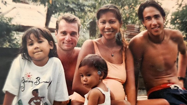 Hamish Daud (telanjang dada kanan) bersama ibu dan almarhum Giovani Weber. [Instagram] 