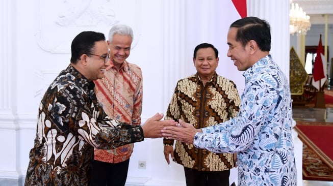 Momen bakal capres Anies Baswedan bersalaman dengan Presiden Joko Widodo atau Jokowi di Istana Kepresidenan Jakarta, Senin (30/10/2023). (Lukas-Biro Pers Sekretariat Presiden)