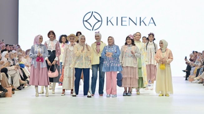 Brand Busana Muslim Ini Hadirkan Keindahan Koleksinya yang Bertema Floral di Panggung JFW 2023