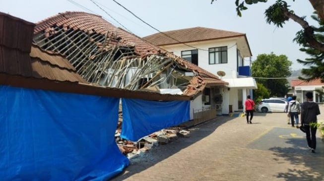 Atap Kantor Imigrasi Cilegon Ambruk, Sempat Terdengar Suara Gemuruh