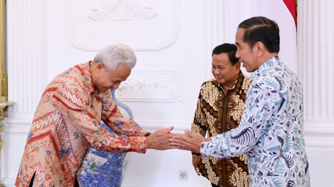 Momen bakal capres Ganjar Pranowo bersalaman dengan Presiden Joko Widodo atau Jokowi di Istana Kepresidenan Jakarta, Senin (30/10/2023). (Lukas-Biro Pers Sekretariat Presiden)