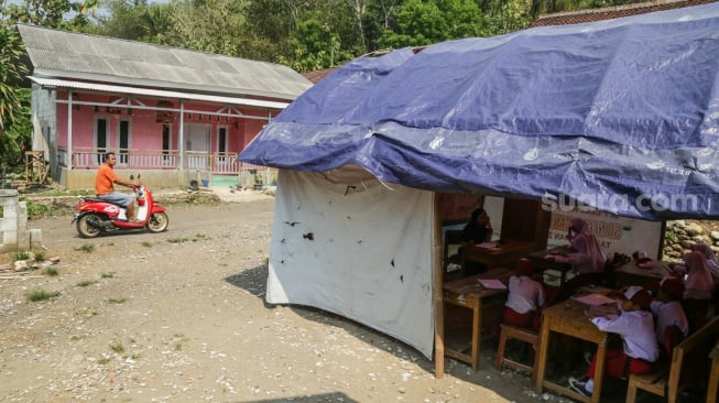 Siswa mengikuti kegiatan belajar di tenda darurat, di SD Negeri Bantargebang, Kabupaten Sukabumi, Jawa Barat, Selasa (31/10/2023). [ANTARA FOTO/Henry Purba/agr/tom]