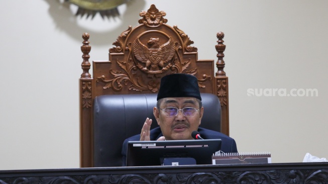 Ketua Majelis Kehormatan Mahkamah Konstitusi (MKMK) Jimly Asshiddiqie saat memimpin sidang pendahuluan dugaan pelanggaran etik hakim konstitusi di Gedung MK, Jakarta, Selasa (31/10/2023). [Suara.com/Alfian Winanto]