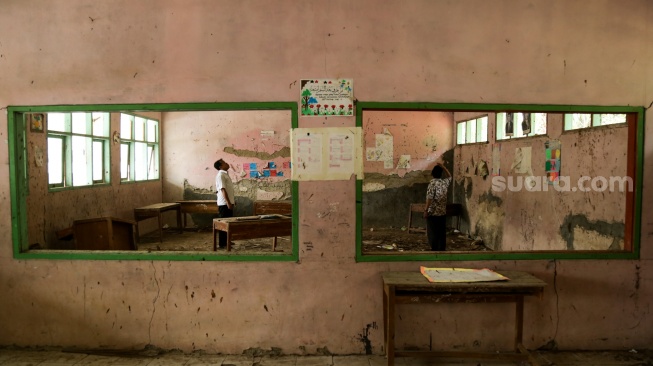 Tenaga pengajar mengamati kondisi ruang kelas yang rusak di SD Negeri Bantargebang, Kabupaten Sukabumi, Jawa Barat, Selasa (31/10/2023). [ANTARA FOTO/Henry Purba/agr/tom]