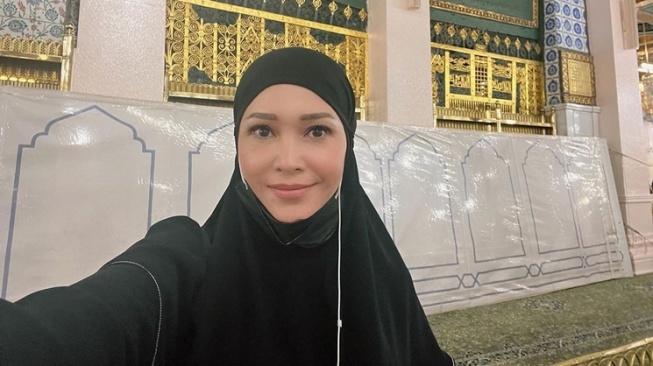 Momen Maia Estianty Umrah (Instagram/@maiaestiantyreal)