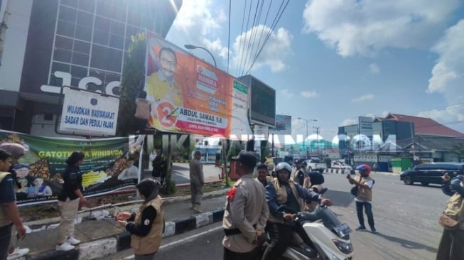 Ada Cekcok dengan Pemilik Baliho, Bawaslu Bontang Sita 164 Algaka