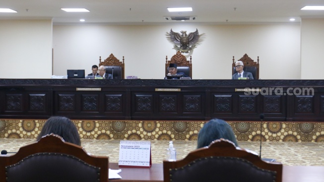 Suasana jalannya sidang pendahuluan dugaan pelanggaran etik hakim konstitusi di Gedung MK, Jakarta, Selasa (31/10/2023). [Suara.com/Alfian Winanto]