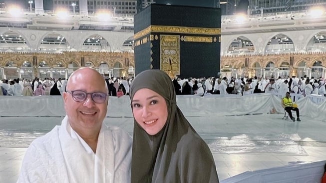 Momen Maia Estianty Umrah (Instagram/@maiaestiantyreal)