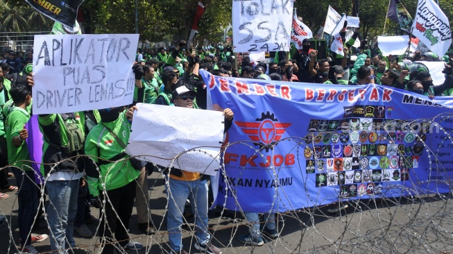 Sejumlah pengemudi layanan ojek daring berunjuk rasa di Depan Kantor Pemerintah Kabupaten (Pemkab) Jember, Jawa Timur, Selasa (31/10/2023). [ANTARA FOTO/Seno/rwa]