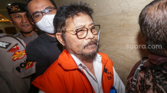 Tersangka Mantan Menteri Pertanian Syahrul Yasin Limpo usai menjalani pemeriksaan di dalam Bareskrim Mabes Polri, Jakarta, Selasa (31/10/2023). [Suara.com/Alfian Winanto]