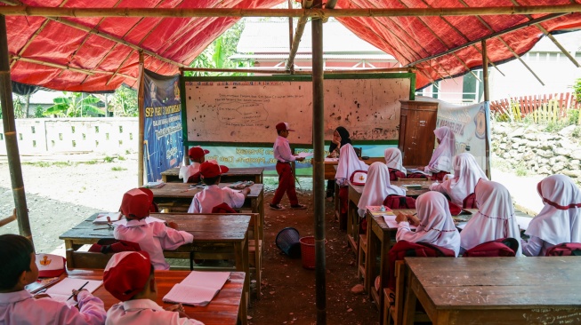 Sekolah Rusak, Puluhan Siswa SD Di Bantargebang Belajar Di Tenda Darurat