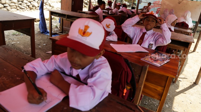 Siswa mengikuti kegiatan belajar di tenda darurat, di SD Negeri Bantargebang, Kabupaten Sukabumi, Jawa Barat, Selasa (31/10/2023). [ANTARA FOTO/Henry Purba/agr/tom]
