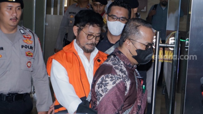 Tersangka Mantan Menteri Pertanian Syahrul Yasin Limpo usai menjalani pemeriksaan di Bareskrim Mabes Polri, Jakarta, Selasa (31/10/2023). [Suara.com/Alfian Winanto]