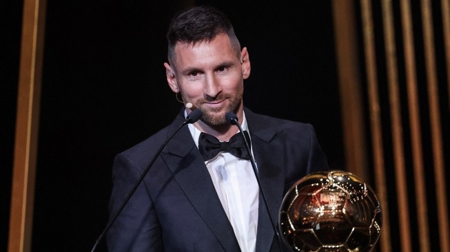 Lionel Messi menerima trofi Ballon d'Or kedelapannya di sermonial Ballon d'Or  2023 di dalam Theatre du Chatelet, Paris, Prancis, Selasa (31/10) dini hari WIB. [AFP]