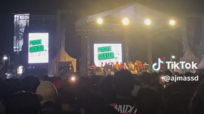 Konser musik yang digelar relawan Ganjar Pranowo, Garda Pandawa dipadati oleh pengunjung di Alun-alun Kabupaten Kudus, Jawa Tengah, Minggu (29/10/2023) malam. [TikTok]