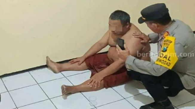 Pelaku mertua pembunuh menantu Khoiri (52) setelah diamankan Polsek Purwodadi. (BeritaJatim.com)