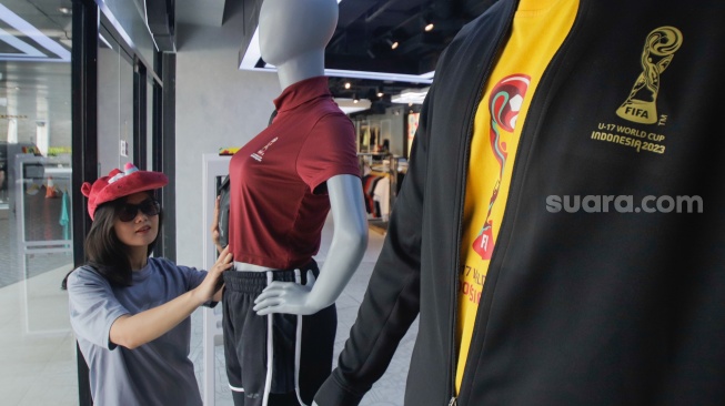 Pengunjung melihat merchandise resmi World Cup U-17 2023 di Store Juaraga, FX Senayan, Jakarta, Rabu (1/11/2023). [Suara.com/Alfian Winanto]