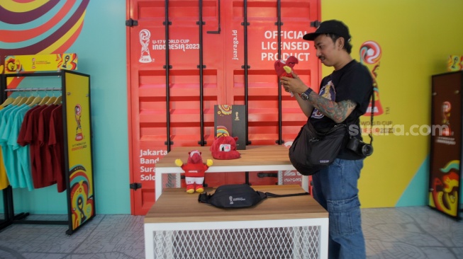 Pengunjung melihat merchandise resmi World Cup U-17 2023 di Store Juaraga, FX Senayan, Jakarta, Rabu (1/11/2023). [Suara.com/Alfian Winanto]