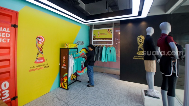 Pengunjung melihat merchandise resmi World Cup U-17 2023 di Store Juaraga, FX Senayan, Jakarta, Rabu (1/11/2023). [Suara.com/Alfian Winanto]