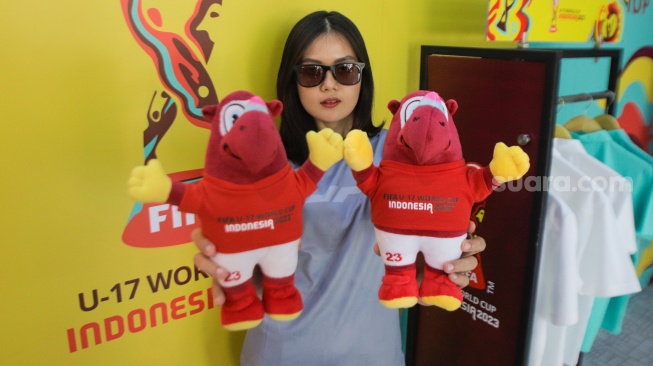 Pengunjung menunjukkan boneka maskot resmi World Cup U-17 2023, Bacuya di Store Juaraga, FX Senayan, Jakarta, Rabu (1/11/2023). [Suara.com/Alfian Winanto]