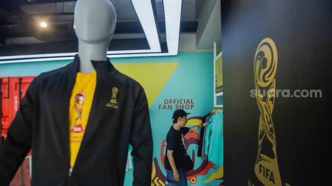 Pengunjung melihat merchandise resmi World Cup U-17 2023 di Store Juaraga, FX Senayan, Jakarta, Rabu (1/11/2023). [Suara.com/Alfian Winanto]