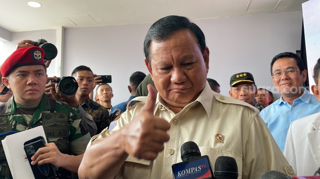 Menteri Pertahanan (Menhan) Prabowo Subianto mengacungkan jempol hingga tiga kali ketika ditanya awak media soal sosok calon Panglima TNI tunggal yakni KSAD Jenderal Agus Subiyanto di Rumah Sakit (RS) Tingkat III Salak dr. H. Sadjiman, Bogor, Rabu (1/11/2023). (Suara.com/Novian)