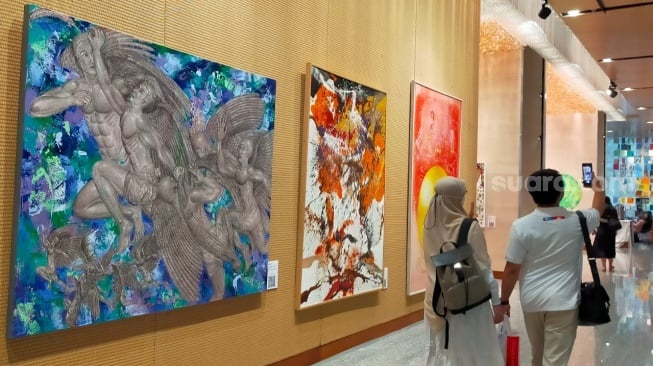 Pameran seni rupa Indonesian Dream dan Cendera Mata tampil dalam acara 14th SATU Indonesia Awards 2023 di Menara Astra, Jalan Jenderal Sudirman, Jakarta (1/11/2023) [Suara.com/CNR ukirsari].