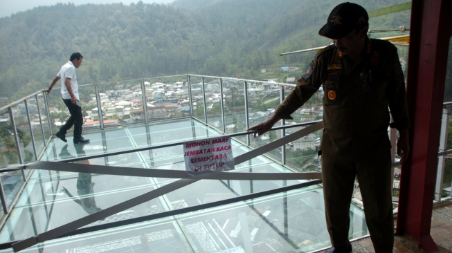 Petugas memeriksa wahana kaca di Obyek Wisata The Geong yang ditutup, Guci, Kabupaten Tegal, Jawa Tengah, Rabu (1/11/2023). [ANTARA FOTO/Oky Lukmansyah/foc]