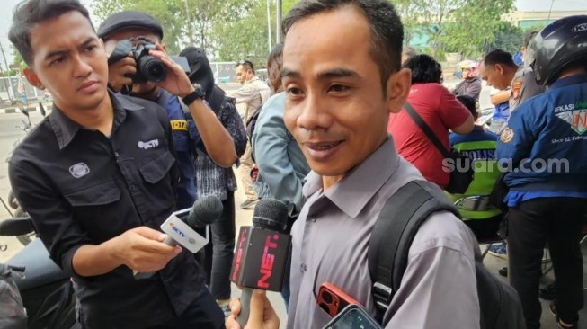 Pengendara motor bernama Dede Hermawan kesal saat ditilang uji emisi di Jakarta. (Suara.com/Fakhri)