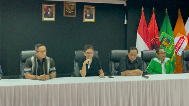 Ketua TPN Ganjar-Mahfud Arsjad Rasjid mengumumkan bergabungnya mantan KaBAIS Joni Supriyanto dalam struktur tim pemenangan tersebut, Rabu (1/11/2023). [Suara.com/Bagaskara]