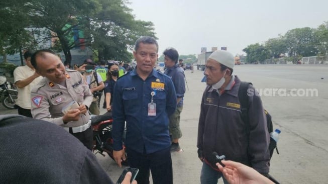 Amri Mahmud, pemotor saat berdebat dengan polisi karena tak sudi ditilang saat razia uji emisi di Jalan Perintis Kemerdekaan, Pulo Gadung, Jakarta Timur, Rabu (1/11/2023). (Suara.com/Fakhri)