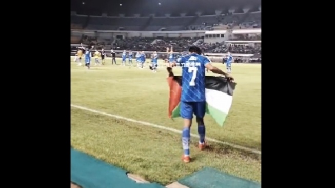 Aksi Beckham Putra Persib Bandung Kalungkan Bendera Palestina di Tengah Stadion GBLA. [Tangkap Layar]