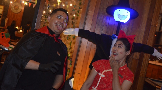 Intip Kemeriahan Pesta Kostum Horor Halloween di Hotel Aston Anyer