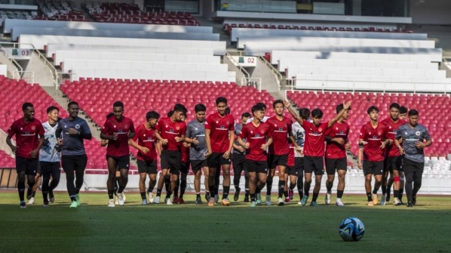 Sejumlah pemain Timnas Indonesia U-17 mengikuti sesi latihan di Stadion Utama Gelora Bung Karno, Jakarta, Senin (30/10/2023). Latihan tersebut bagian dari persiapan jelang Piala Dunia U-17 yang akan digelar 10 November hingga 2 Desember 2023 di Indonesia. ANTARA FOTO/Bayu Pratama S/foc.