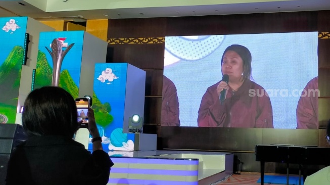 Diana Cristiana Dacosta Ati saat terharu, tidak menyangka bahwa perusahaan sekelas Astra benar-benar melihat ia dan teman-temannya di bidang pendidikan, di kawasan 3T [Suara.com/CNR ukirsari]. 