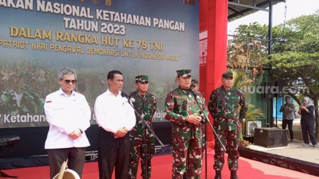 Siap Ikut Fit and Proper Test Jadi Panglima TNI, Jenderal Agus Subiyanto Akui Dititipi Sesuatu oleh Jokowi (Suara.com/Mae Harsa)