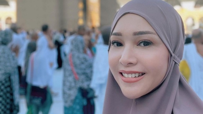 Maia Estianty Malah Dicurigai Oplas Usai Unggah Foto Berhijab Depan Ka'bah