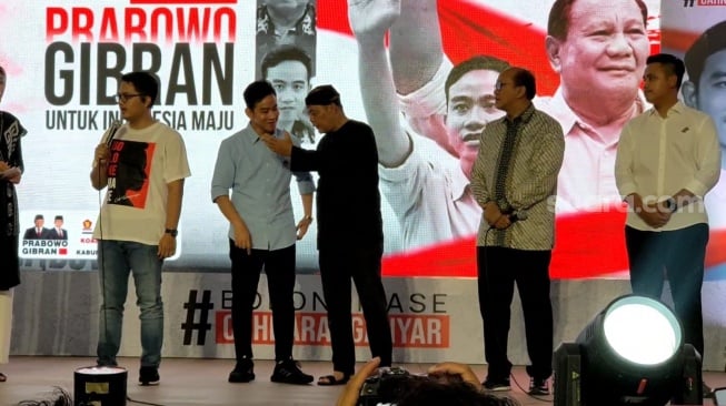 Gibran saat menghadiri konsolidasi bersama relawan dan partai Koalisi Indonesia Maju (KIM) di Gedung Teater Kabupaten Karanganyar, Kamis (2/11/2023). [Suara.com/Ronald Seger Prabowo)