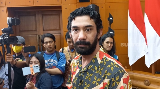 Satu-satunya Muslim di Keluarga, Ini Foto Reza Rahadian Umrah di Tanah Suci