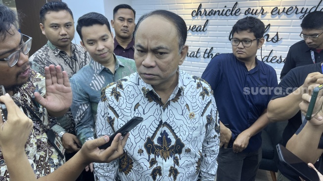 Menteri Kominfo Budi Arie Setiadi saat ditemui di Kantor Kominfo, Jakarta Pusat, Kamis (2/11/2023). [Suara.com/Dicky Prastya]