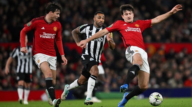 Bek Manchester United, Harry Maguire (kanan) coba mengontrol bola pada laga Piala Liga Inggris kontra Newcastle United di Old Trafford, Manchester, Kamis (2/11/2023) dini hari WIB. [Paul ELLIS / AFP]