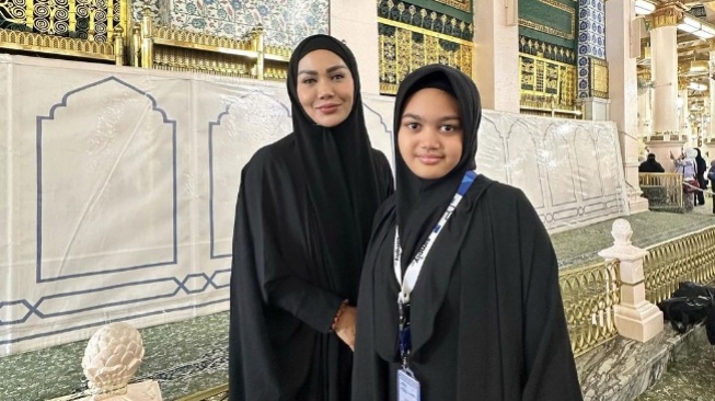 Kris Dayanti dan Amora Lemos berhijab (instagram)