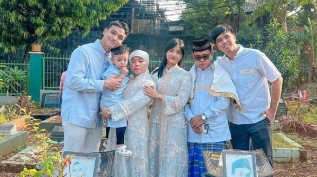 Gala Sky bersama keluarga almarhum ayahnya, Bibi Adriansyah. (Instagram/ galaasky)