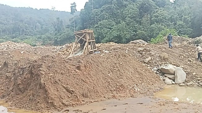 Sasar Kawasan Tambang Emas Ilegal di Pasaman Barat, Polisi Temukan Ekskavator Rusak hingga Mesin Dompeng