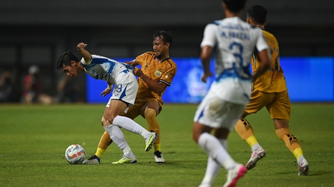 Duel Bhayangkara FC vs PSIS Semarang pada laga ke-18 BRI Liga 1 2023-2024 di Stadion Patriot Candra Bhaga, Bekasi, Kamis (2/11/2023). [Antara]