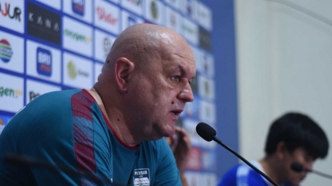 Bojan Hodak at a press conference ahead of the match against Madura United