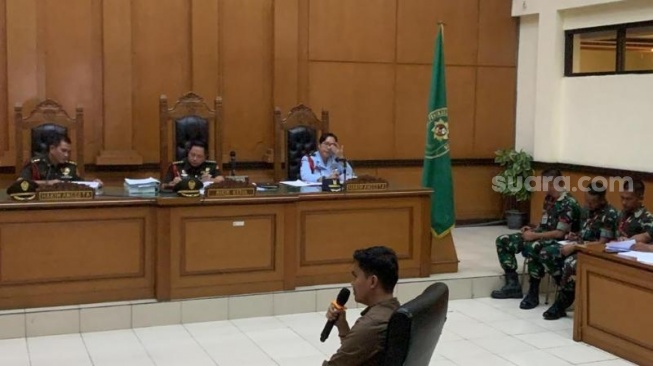 Khaidar, korban lain penculikan anggota TNI Praka Riswandi saat dihadirkan dalam sidang lanjutan kasus pembunuhan Imam Masykur di Pengadilan Militer II-08 Jakarta, Jakarta Timur, Kamis (2/11/2023). (Suara.com/Rakha)