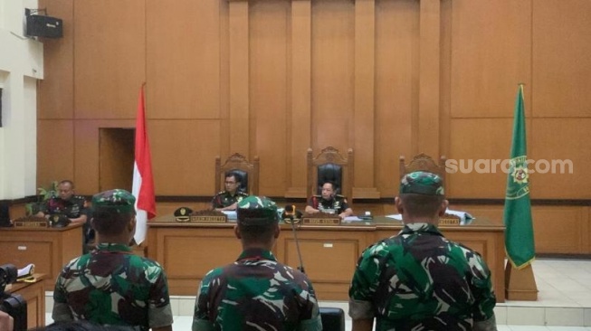 Sidang kasus pembunuhan berencana terhadap Imam Masykur dengan terdakwa Praka Riswandi, Praka Heri Sandi dan Praka Jasmowir kembali digelar di Pengadilan Militer II-08 Jakarta, Jakarta Timur, Kamis (2/11/2023). (Suara.com/Rakha)